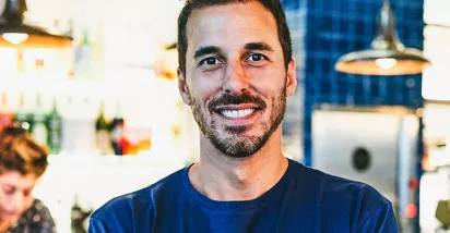 jovem em frente a próprio negócio.