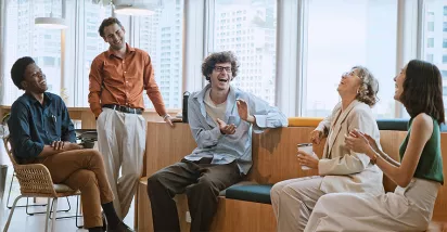 Grupo de colegas de trabalho se diverte em uma atividade de team building