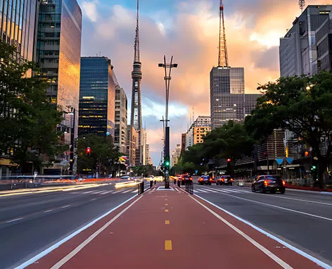 Foto da ciclofaixa da Avenida Paulista, em São Paulo