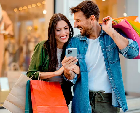 Casal faz compras usando o cartão Pluxee Multibenefícios