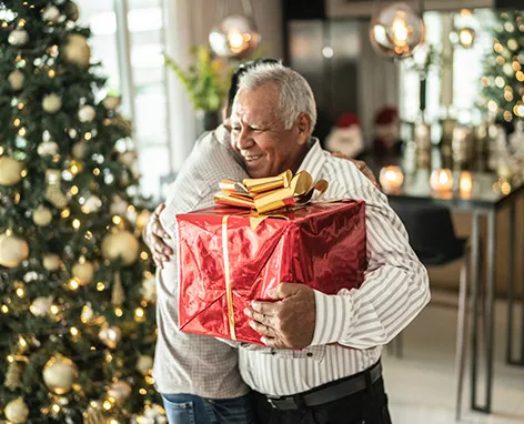 Comemoração de Natal em família. O presente foi comprado com Pluxee Gift