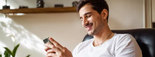 Homem contrata os serviços de bem-estar e saúde da Pluxee pelo celular