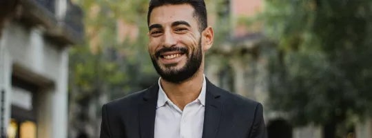 Você pode comprar seguros e outros serviços com a Pluxee... somos a primeira corretora do mercado de benefícios