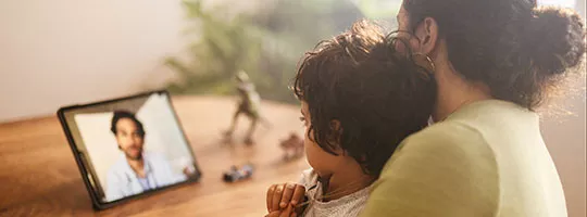 Mãe e filho fazem sessão de telemedicina de sua casa