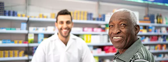 Trabalhador compra remédios com desconto na farmácia