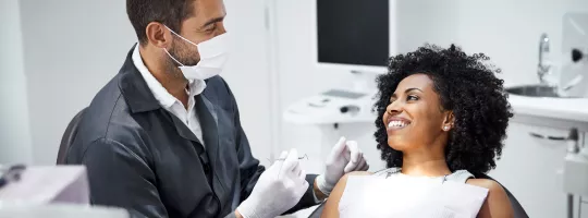 Foto mostra uma consulta num dentista