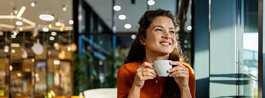 Foto mostra mulher tomando café depois de almoçar