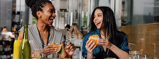 Colegas de trabalho almoçam com vale-refeição durante a pausa do meio-dia