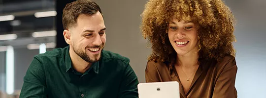 Dois colegas de trabalho conversam durante o expediente