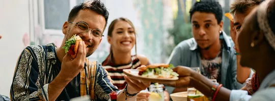 Foto mostra colegas de trabalho almoçando juntos