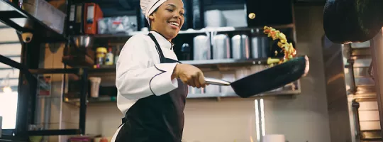 Cozinheira trabalha com o app com desconto