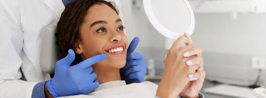 Na foto, uma jovem está no dentista 