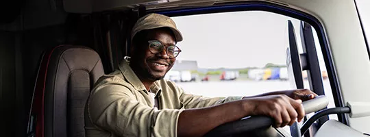 Motorista de caminhão sorri para a câmera 