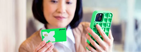 Mulher cadastra seu Pluxee Multibenefícios para pagamento via celular