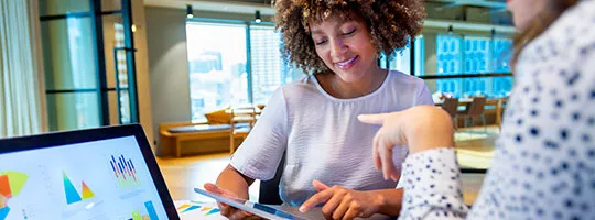 Profissionais de RH discutem o pacote de benefícios de sua equipe