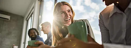 Colegas fazem uma pausa depois de uma reunião produtiva