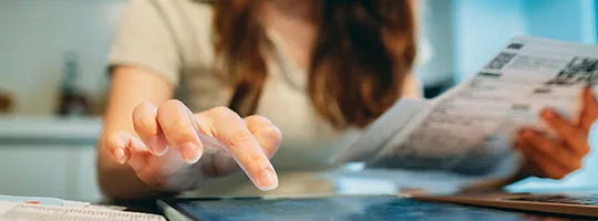 Mulher cadastra sua conta de luz para ter desconto