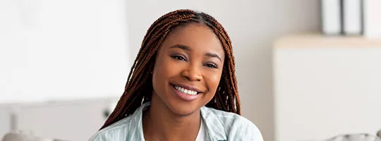 Colaboradora sorri após entregar uma tarefa