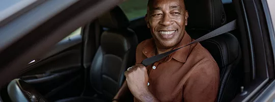 Homem se prepara para ir de carro para a empresa