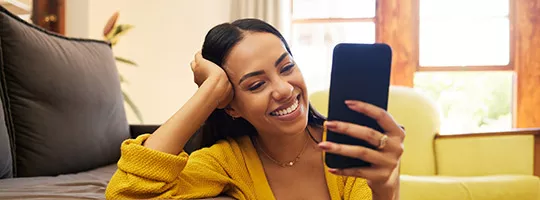 Mulher faz compras online utilizando o Pluxee Multibenefícios