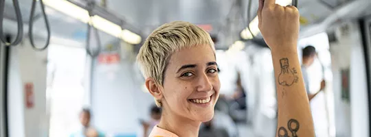 Funcionária pega metrô com vale-transporte para ir ao trabalho