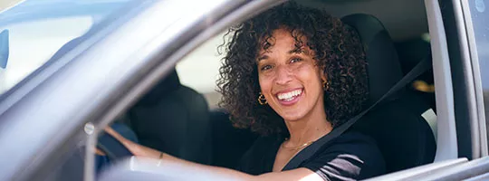 Mulher dirige tranquila porque tem  seguro de automóvel