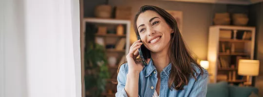 Mulher faz consulta com psicólogo pelo telefone