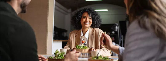 Foto mostra uma mulher cadastrando seu cartão Pluxee no celular