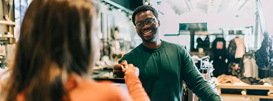 Homem faz compras com seu cartão multibenefício Pluxee