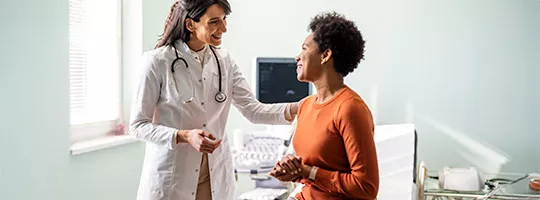 Mulher faz consulta de rotina pelo convênio da empresa