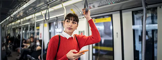 Foto mostra uma mulher andando no metrô a caminho do seu local de trabalho