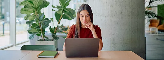 Foto mostra uma família assistindo filmes