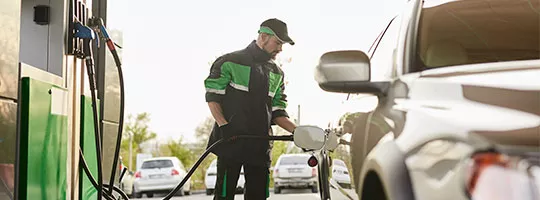 Foto mostra um frentista abastecendo um veículo no posto de gasolina