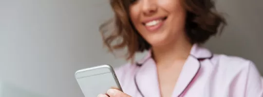 Profissional do RH sorri durante o expediente