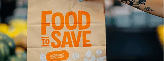 Imagem mostra uma sacola de compras em supermercado com o logo Food to Save