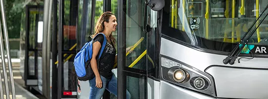 Foto mostra uma mulher entrando no ônibus para ir ao trabalho