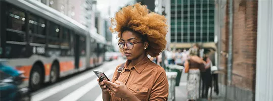 Mulher dirige tranquila porque tem  seguro de automóvel