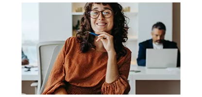 Profissionais colaborando em ambiente corporativo e compartilhando resultados para fortalecer parcerias como Parceiro Comercial Pluxee