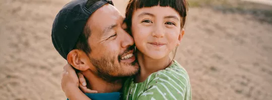 Pai e filha em momento de convivência familiar, representando equilíbrio entre trabalho, bem-estar e qualidade de vida