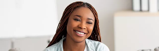 Foto mostra profissional acolhida e valorizada por receber assistência da empresa