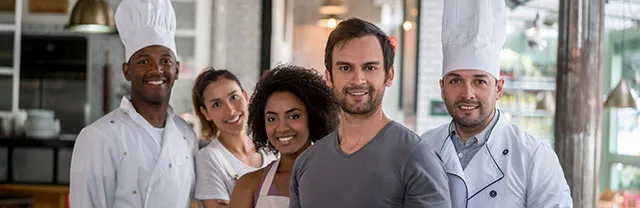Foto de uma equipe de cinco pessoas que trabalha em um restaurante