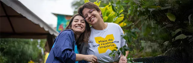 Duas colaboradoras da Pluxee visitam projeto em comunidade