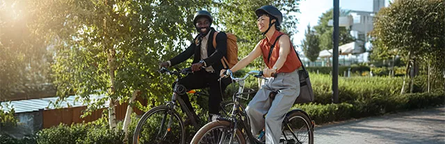 Dois colegas de trabalho vão para o escritório de bicicleta