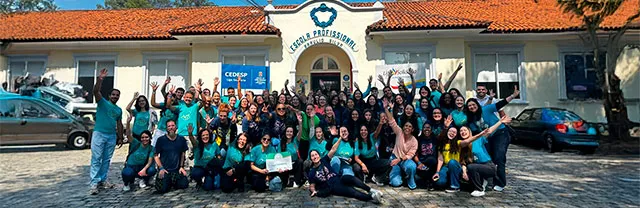 Foto mostra grupo de pessoas em ação de voluntariado da Pluxee.