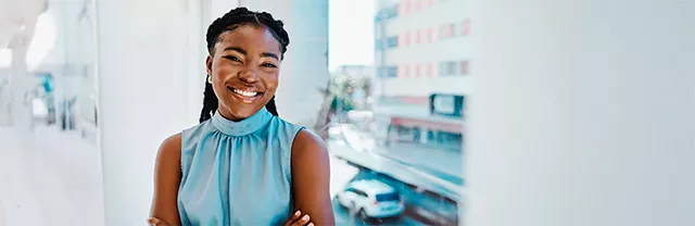 Foto mostra mulher jovem no trabalho