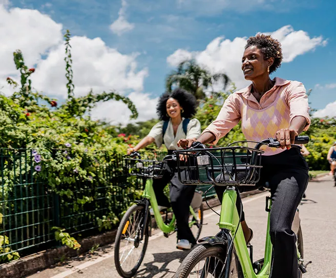 Profissionais vão para o trabalho de bicicleta
