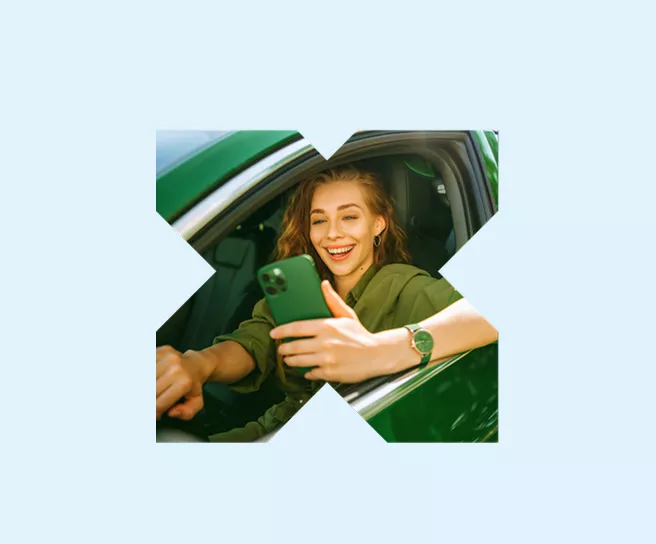 Mulher abastece o carro usando Pluxee Combustível 