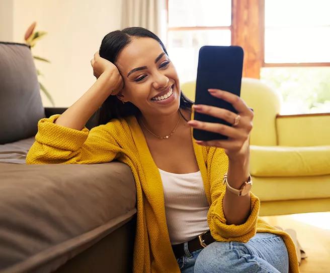 Jovem profissional procura ofertas no delivery para usar seu benefício Pluxee