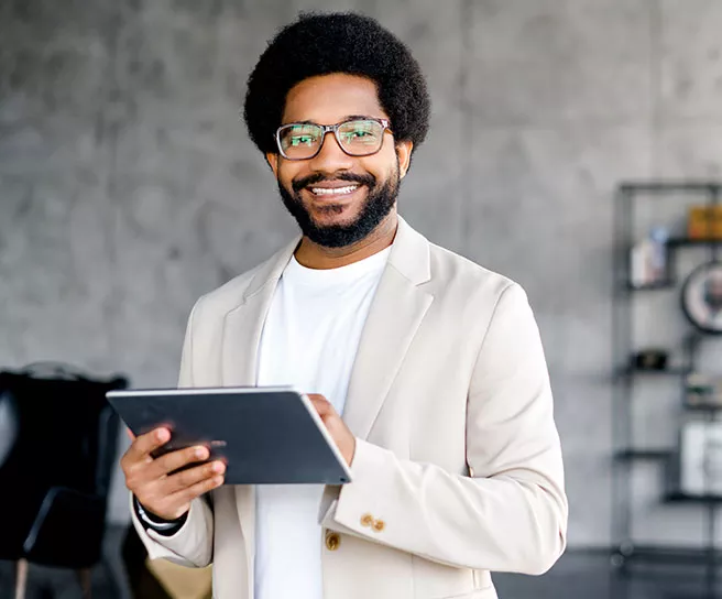 Gestor de RH sorri enquanto trabalha com seu tablet