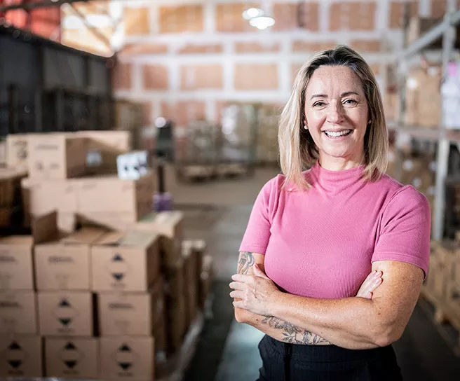 Gerente de logística no galpão da empresa